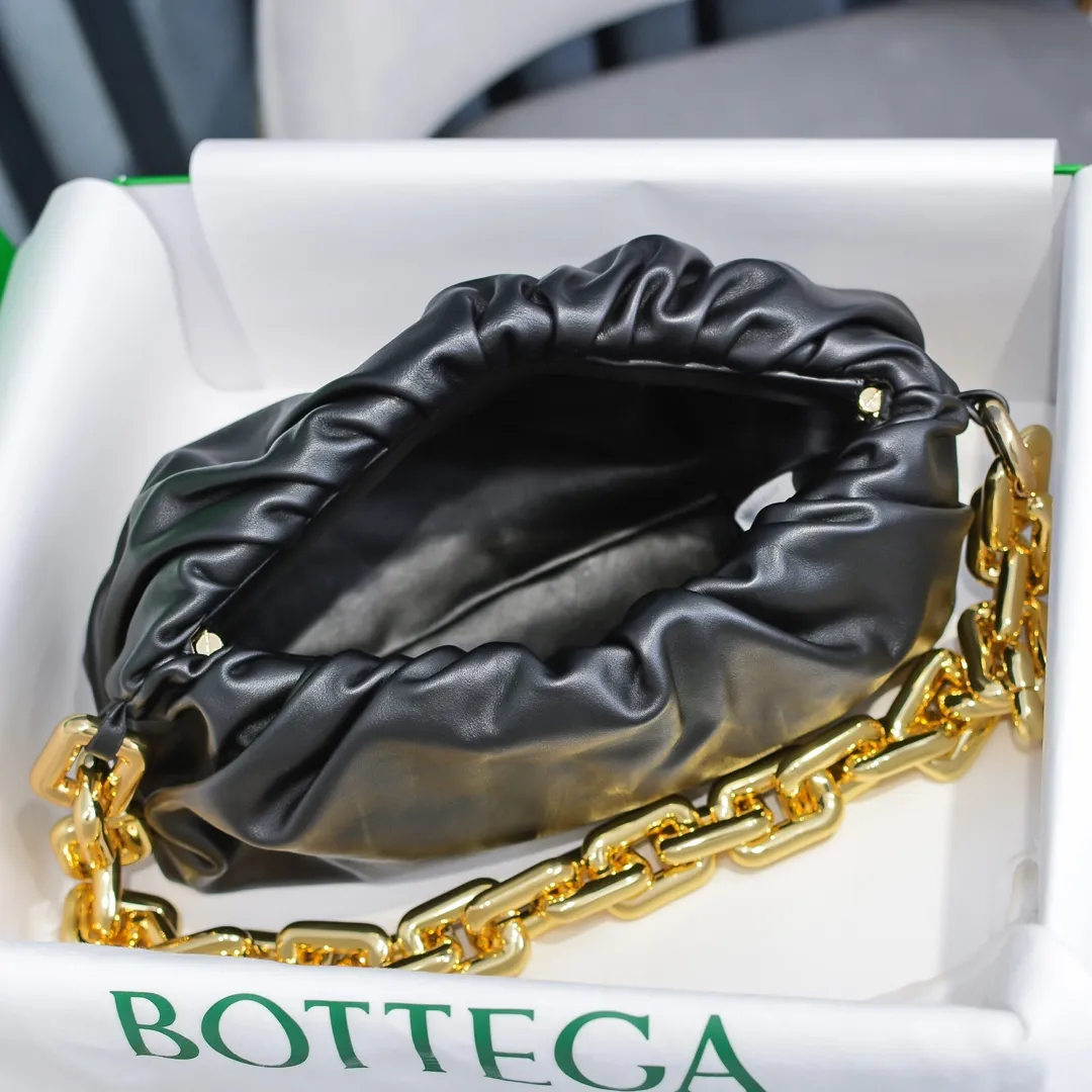 2020 new products will continue to upgrade the cloud bag to the вoттega veneтa chain cloud bag. It is still developed with imported original leather as standard. This hardware chain needs to be light on the upper body and can only be made of all-steel material. It is made of hollowed metal. You don’t have to worry about its weight. Major celebrity fashion bloggers have used it to attend fashion shows. Who can resist the charm of this large gold chain [smile] Style number: 6708# Size: 30*16*12